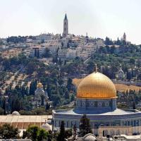 Jerusalem skyline Wikimedia https://flashpacker-travelguide.de/jerusalem-guide-interessante-orte-sehenswuerdigkeiten/