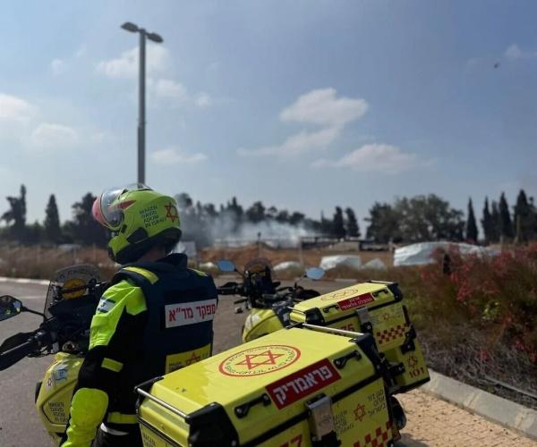 Magen David Adom rescuer MDA photo