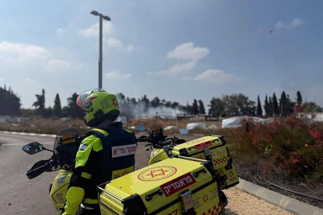Magen David Adom rescuer MDA photo